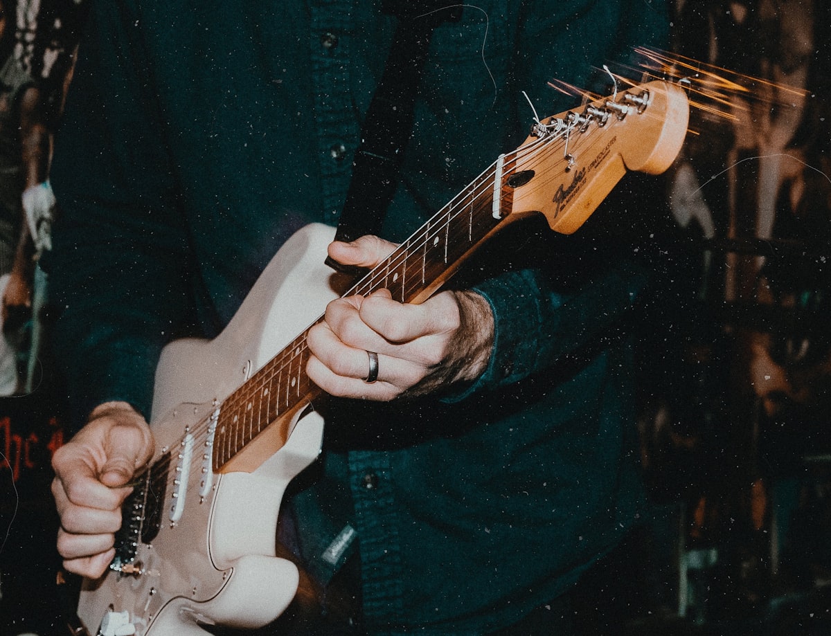 Fenderストラトキャスターを弾く手元のクローズアップ｜単音フレーズ・コードの押弦練習