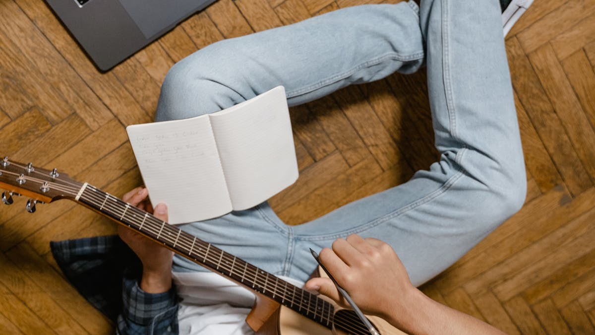 ギター作曲に必要な3つの要素 - コード・メロディ・構成