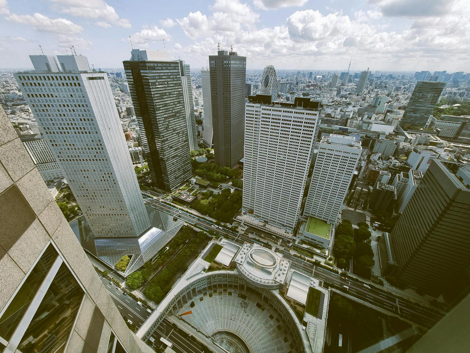 西新宿の便利な立地のギター教室から望む新宿新都心の超高層ビル群|明るく開放的で抜けの良い景色