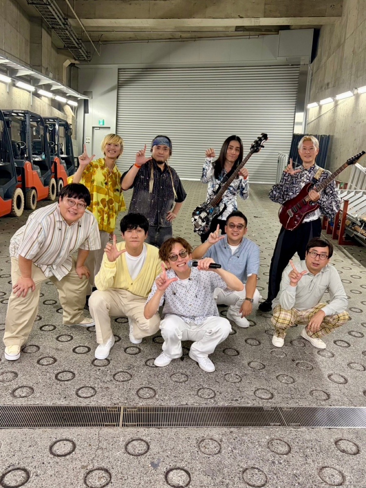 ラヴィット！ロック2026に出演したタレントとバックバンドメンバーの集合写真