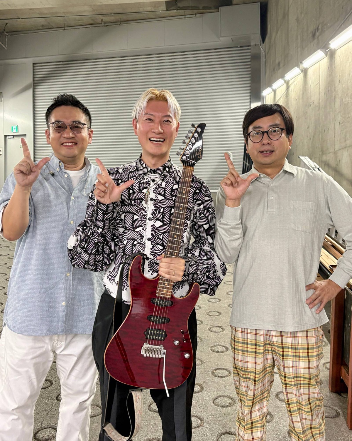 ラヴィット！ロック2026の会場で、ギターレッスンを担当した出演者とギター講師Kaz Takayama